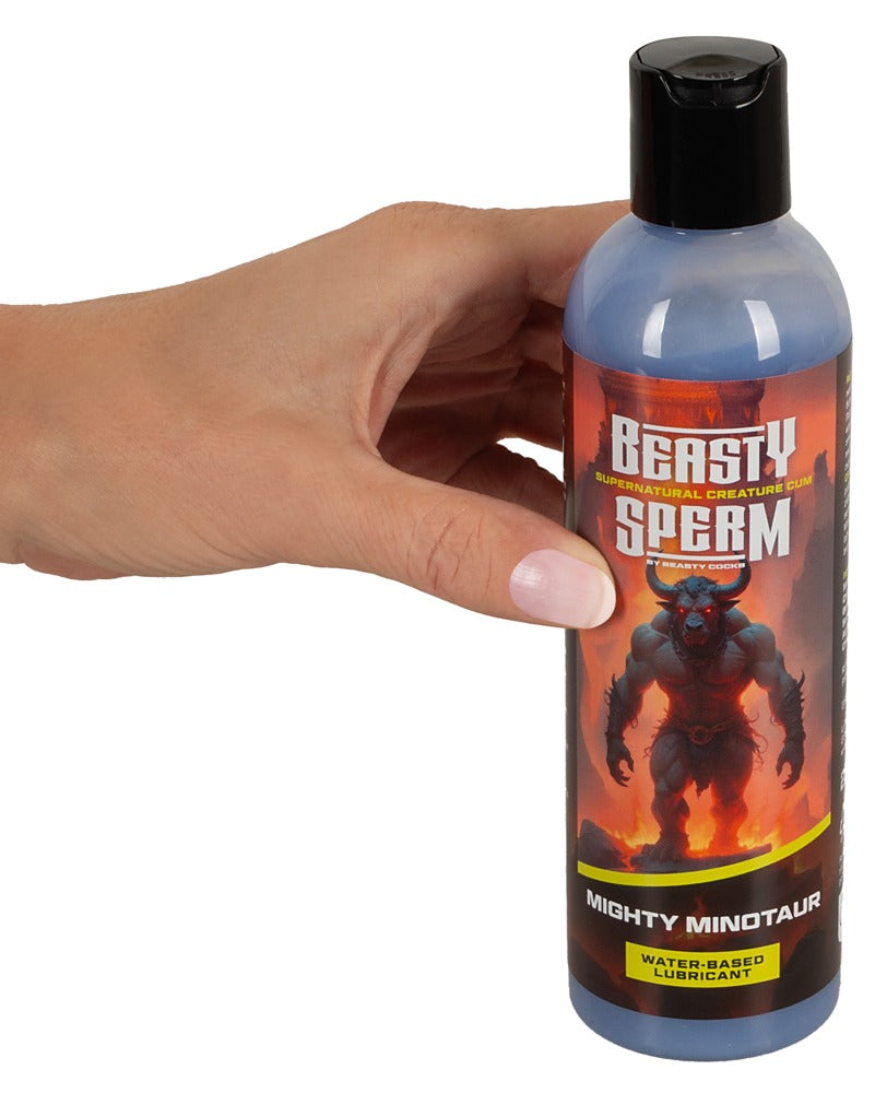 Beasty Cocks Mighty Minotaur Fantasy-Gleitgel in der Hand zur Darstellung der Flaschengröße