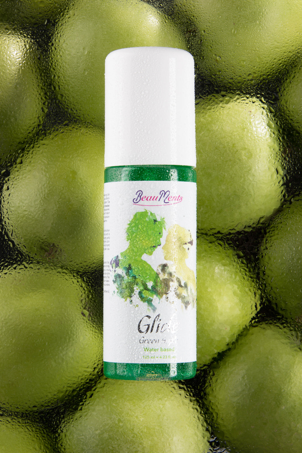 BeauMents Glide Green Apple wasserbasiertes Gleitgel 125 ml mit Apfelhintergrund