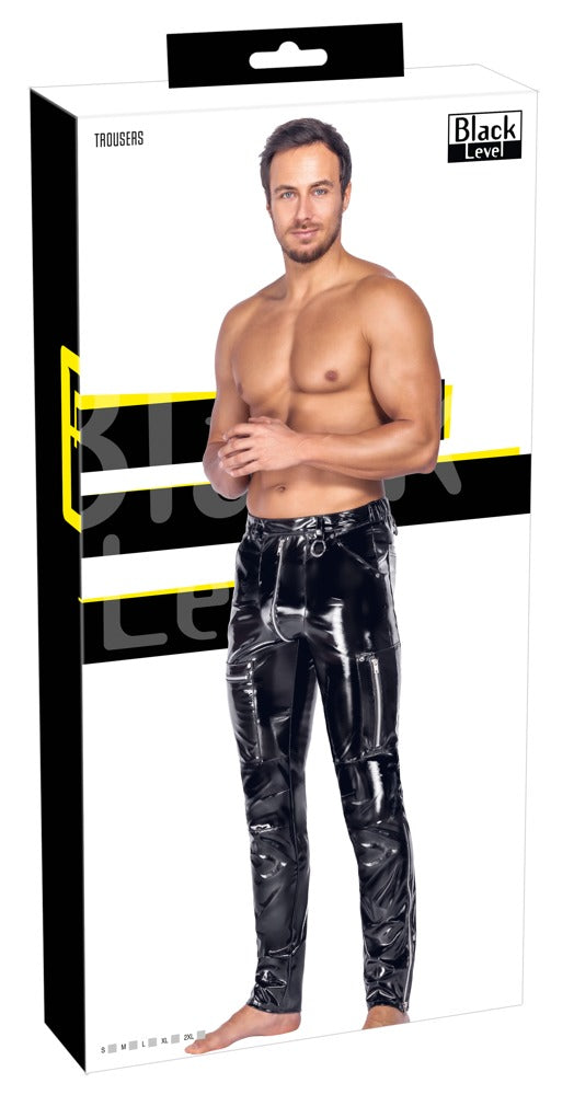 Produktverpackung der schwarzen Black Level Skinny Lack-Hose für Männer mit Reißverschlusstaschen