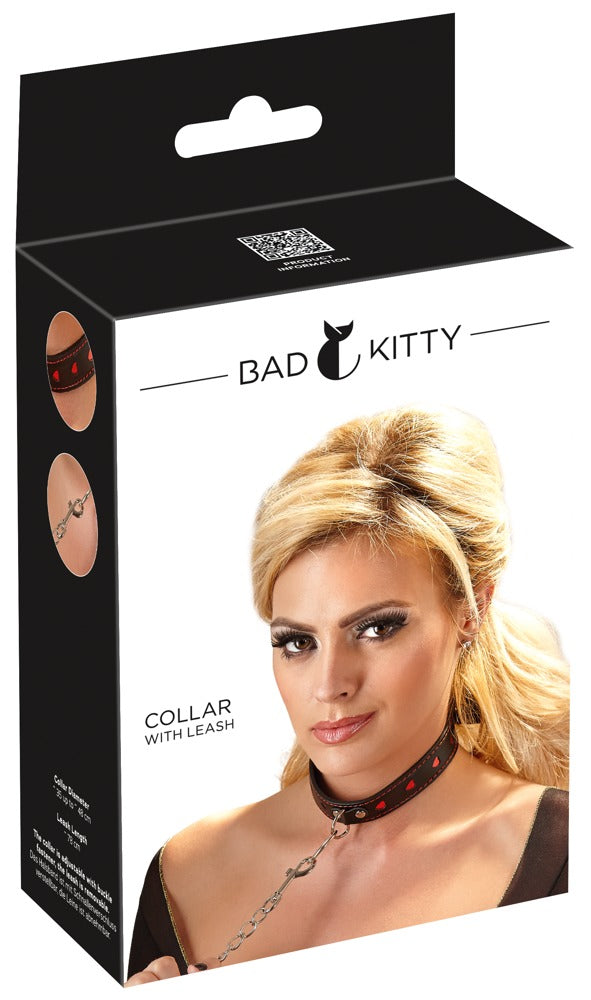 Bad Kitty Halsfessel und Leine in Leder-Optik mit dekorativen Herzdetails in schwarz-weißer Originalverpackung mit Produktabbildung am Model und Bad Kitty Markenlogo – erhältlich bei Evoria Care