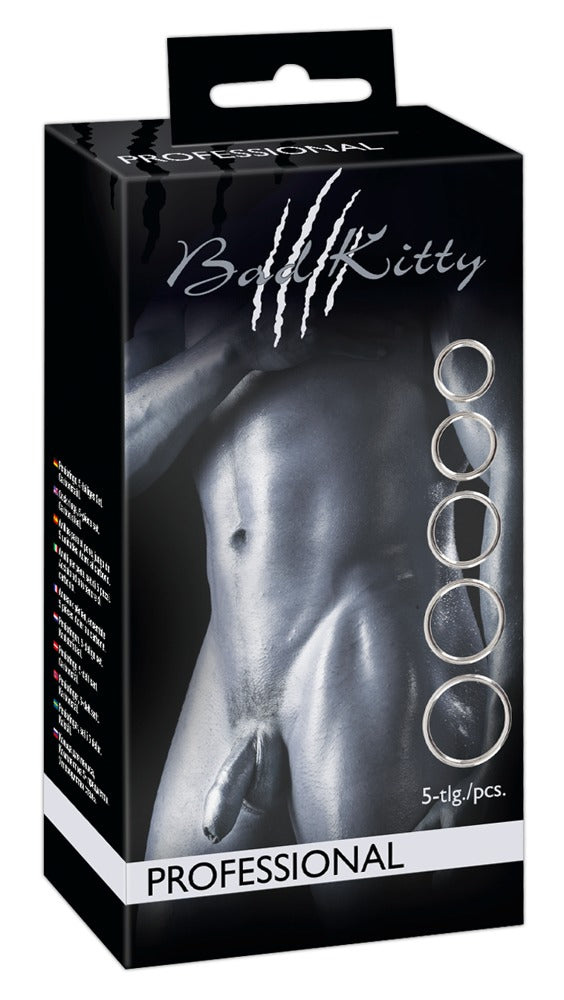 Bad Kitty Metall-Ringe 5er-Set mit silberfarbenen Penis- und Hodenringen aus Carbonstahl in schwarzer Originalverpackung mit Produktabbildung und Bad Kitty Markenlogo – erhältlich bei Evoria Care
