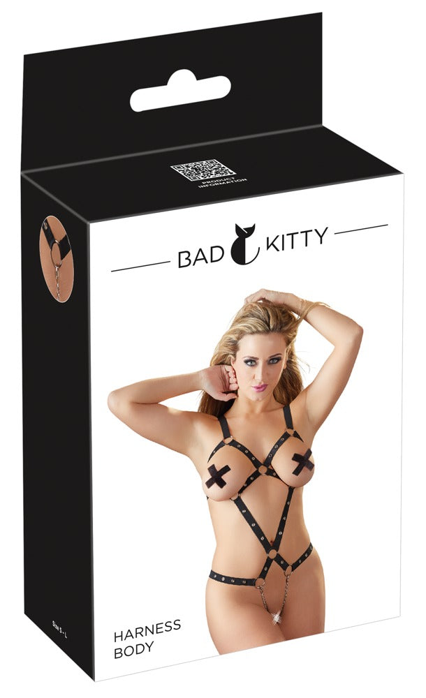 Bad Kitty Riemenbody mit Nieten-Design und abnehmbaren Metallketten in schwarz-weißer Originalverpackung mit Abbildung des schwarzen Riemenbodys am Model und Bad Kitty Markenlogo – erhältlich bei Evoria Care