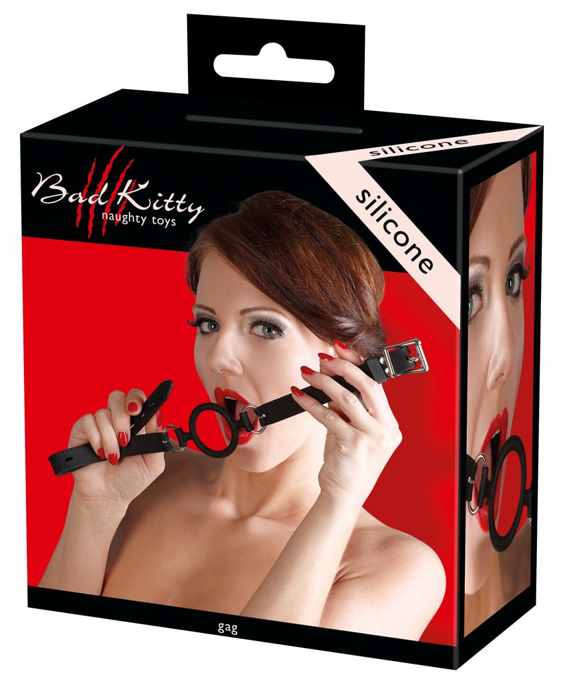 Bad Kitty Ringknebel mit offener Mundsperre aus Silikon, schwarzem Kopfriemen und rundem Mundring, dargestellt auf schwarz-roter Originalverpackung mit Porträtabbildung am Model und Bad Kitty Markenlogo – erhältlich bei Evoria Care