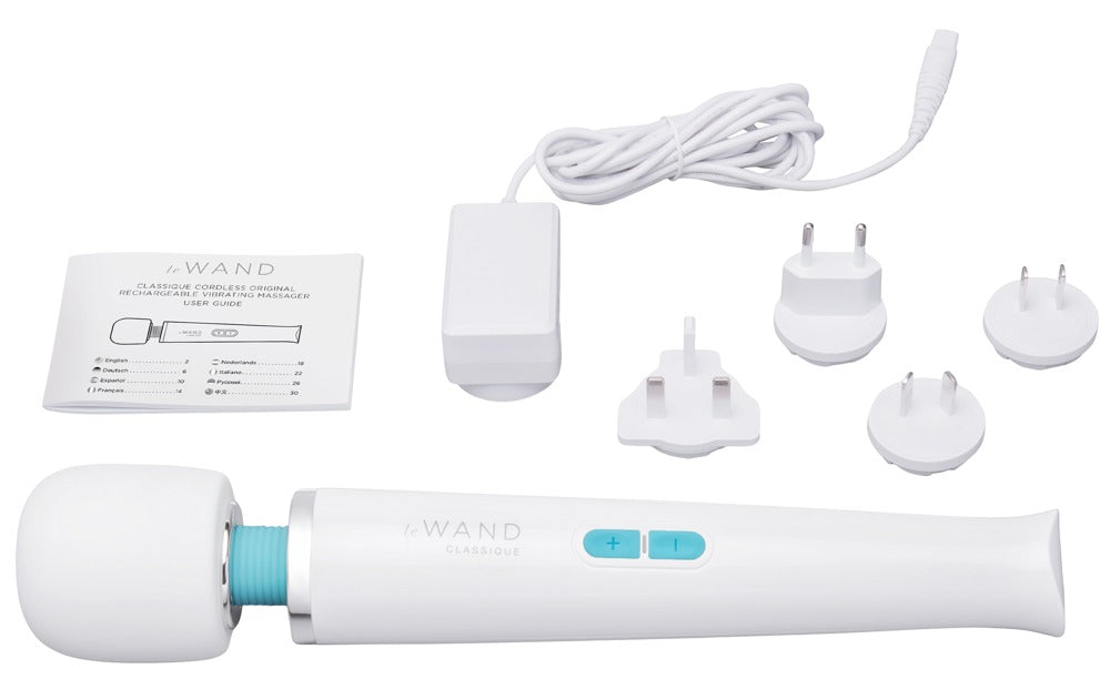 le WAND Classique kabelloser Massagestab in Weiß mit Zubehör und ergänzenden Produktdetails in einer übersichtlichen Darstellung – erhältlich bei Evoria Care