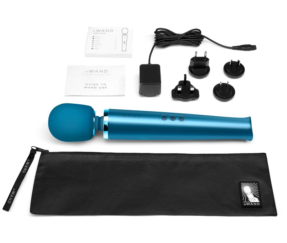 le WAND Original Premium-Wand Massager in metallischem Blau mit verschiedenen schwarzen Massageaufsätzen und schwarzer Aufbewahrungstasche in einer Produktübersicht – erhältlich bei Evoria Care