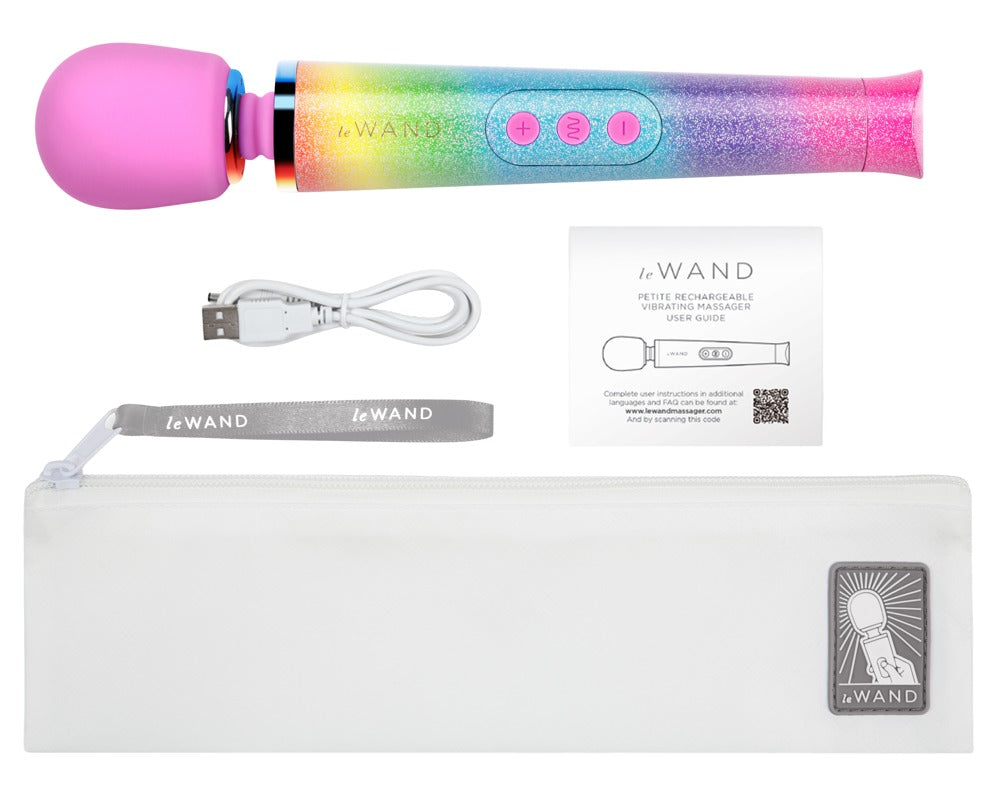 le WAND Petite All That Glimmers Premium-Massagestab im bunten Glitzerdesign mit Verpackung und Zubehör in einer Produktübersicht – erhältlich bei Evoria Care