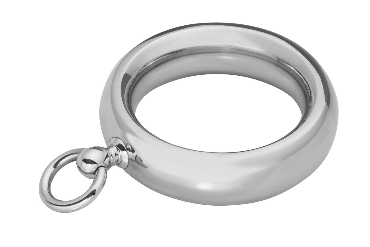 MALESATION Metal-O Cock Ring – silberfarbener Edelstahl-Penisring mit glatter Innenfläche, breitem abgerundetem Metallkörper und seitlich angebrachtem beweglichem Ring in schräger Produktansicht – erhältlich bei Evoria Care