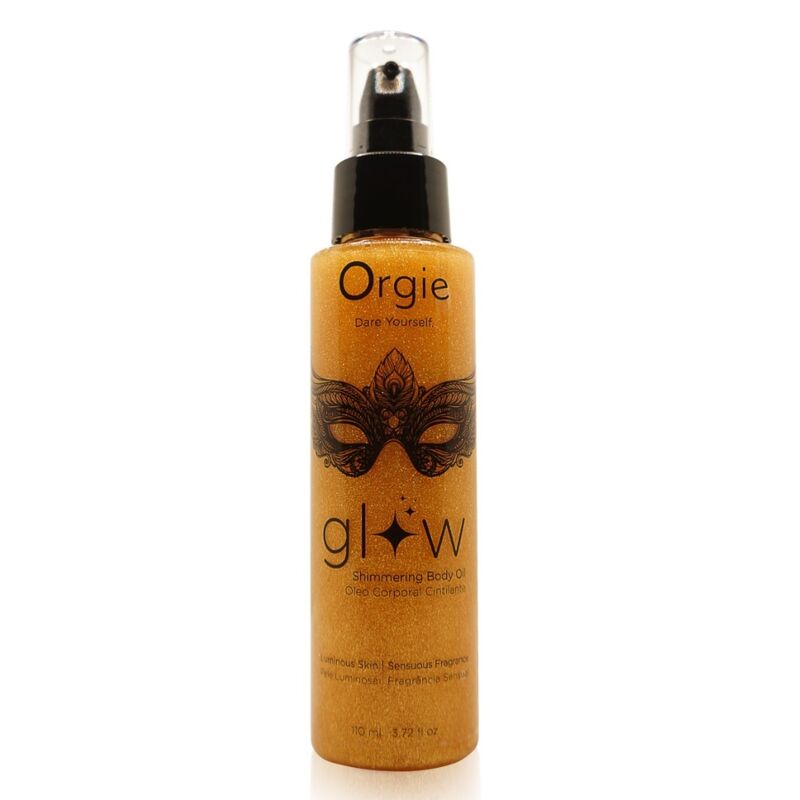 ORGIE Glow Shimmering Body Oil – transparente Sprühflasche mit goldfarbenem, schimmerndem Körperöl, schwarzem Pumpaufsatz, goldfarbenem Sprühkopf und schwarzer Produktbeschriftung in einer weiteren aufrechten Produktansicht auf weißem Hintergrund – erhältlich bei Evoria Care