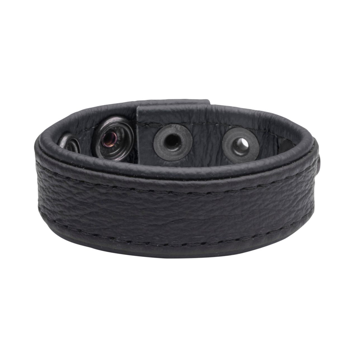 SAXOS Soft Leder Cockring – schwarzer verstellbarer Penisring aus Rindsleder mit breitem Lederband, dekorativen Nähten und mehreren Druckknöpfen zur Größenanpassung in einzelner Produktansicht – erhältlich bei Evoria Care