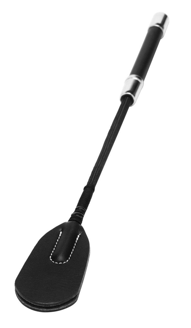 STEAMY SHADES Spanking Crop schwarze Kunstleder-Gerte mit langem schlankem Schaft, strukturiertem Griff und breiter tropfenförmiger Schlagfläche aus schwarzem Kunstleder in diagonaler Gesamtansicht auf weißem Hintergrund – erhältlich bei Evoria Care