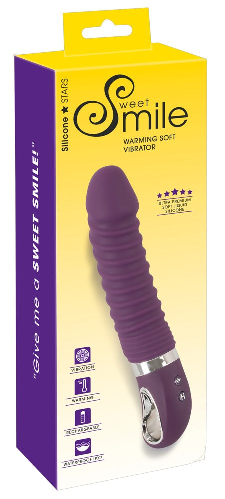 Sweet Smile Warming Soft flexibler Wärmevibrator in Dunkelviolett – Produkt mit Haltering zusammen mit der Sweet Smile Verpackung – erhältlich bei Evoria Care