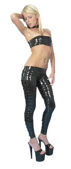 XX-DREAMSTOYS Bondage Tape – schwarzes flexibles Fesselband ohne Klebstoff in einer Anwendungsansicht am Model mit umwickelten Beinen und körpernaher Fixierung – erhältlich bei Evoria Care