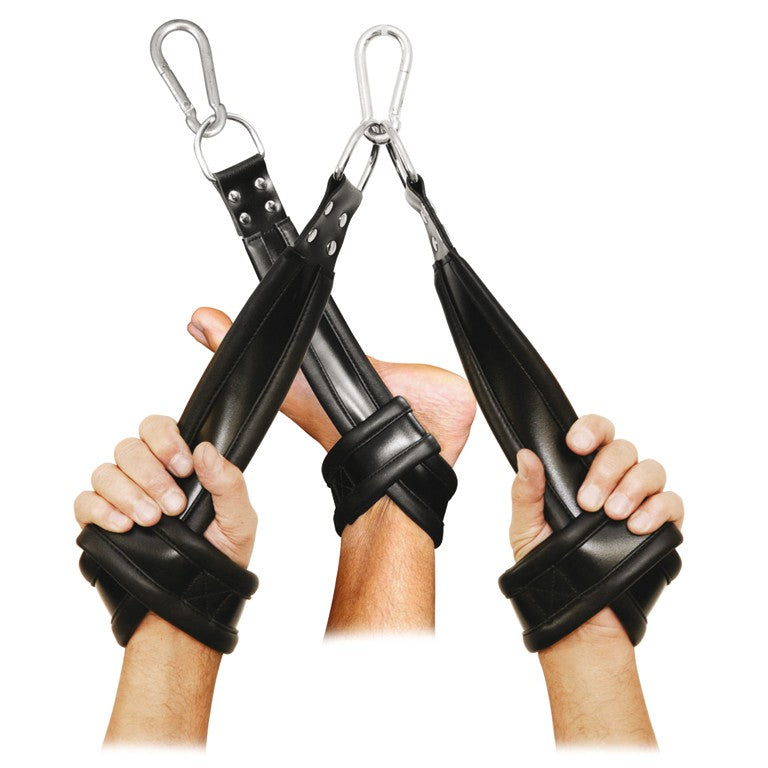 XX-DREAMSTOYS Leder-Hängefessel – Anwendungsansicht der schwarzen gepolsterten Lederfesseln an beiden Handgelenken mit verstellbaren Riemen und Metallkarabinern – erhältlich bei Evoria Care