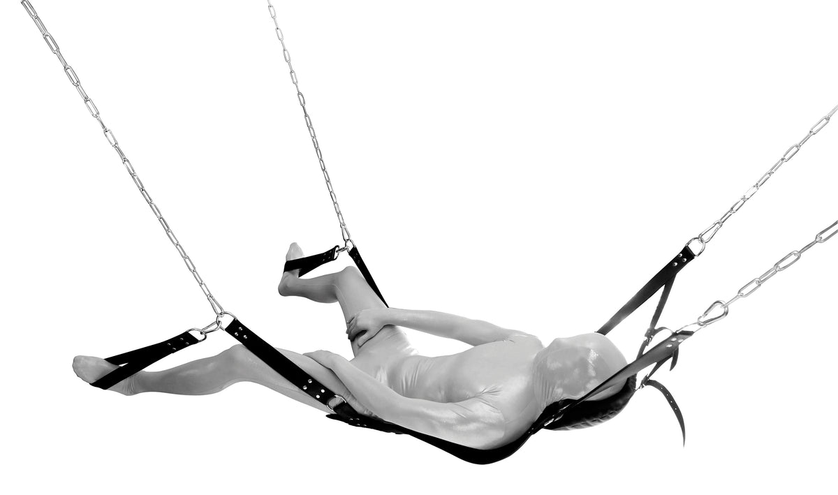 XX-DREAMSTOYS Master of Hell – zusätzliche Gesamtansicht der schwarzen Leder Sex Sling mit gepolsterter Liegefläche und Fixierschlaufen – erhältlich bei Evoria Care