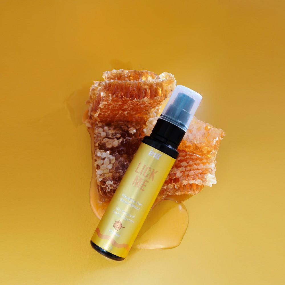 intt Lick Me Kissable Gel Honey 50ml mit Honigstruktur und Produkt