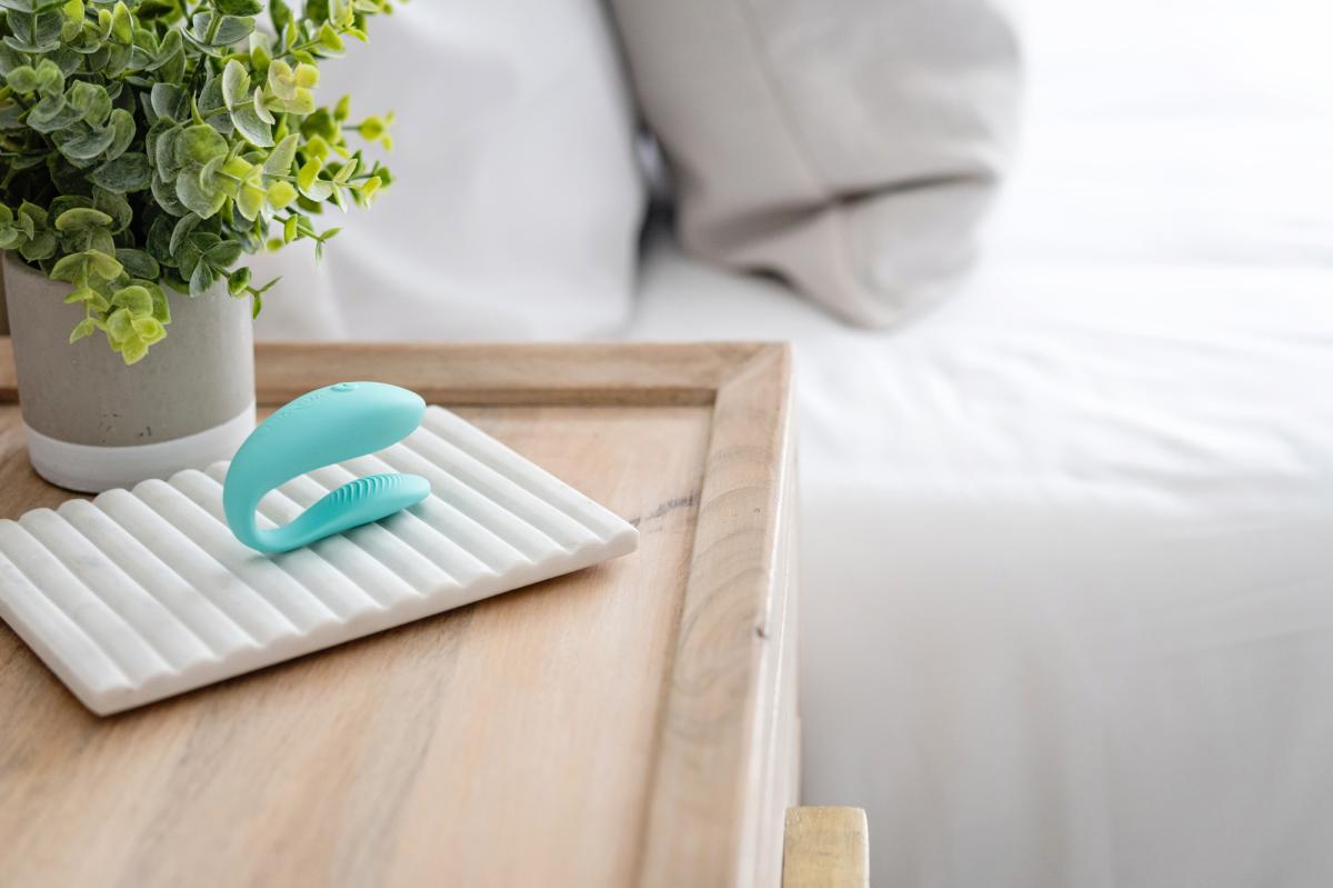 We-Vibe Sync Lite dekorativ in einer stilvollen Wohnumgebung