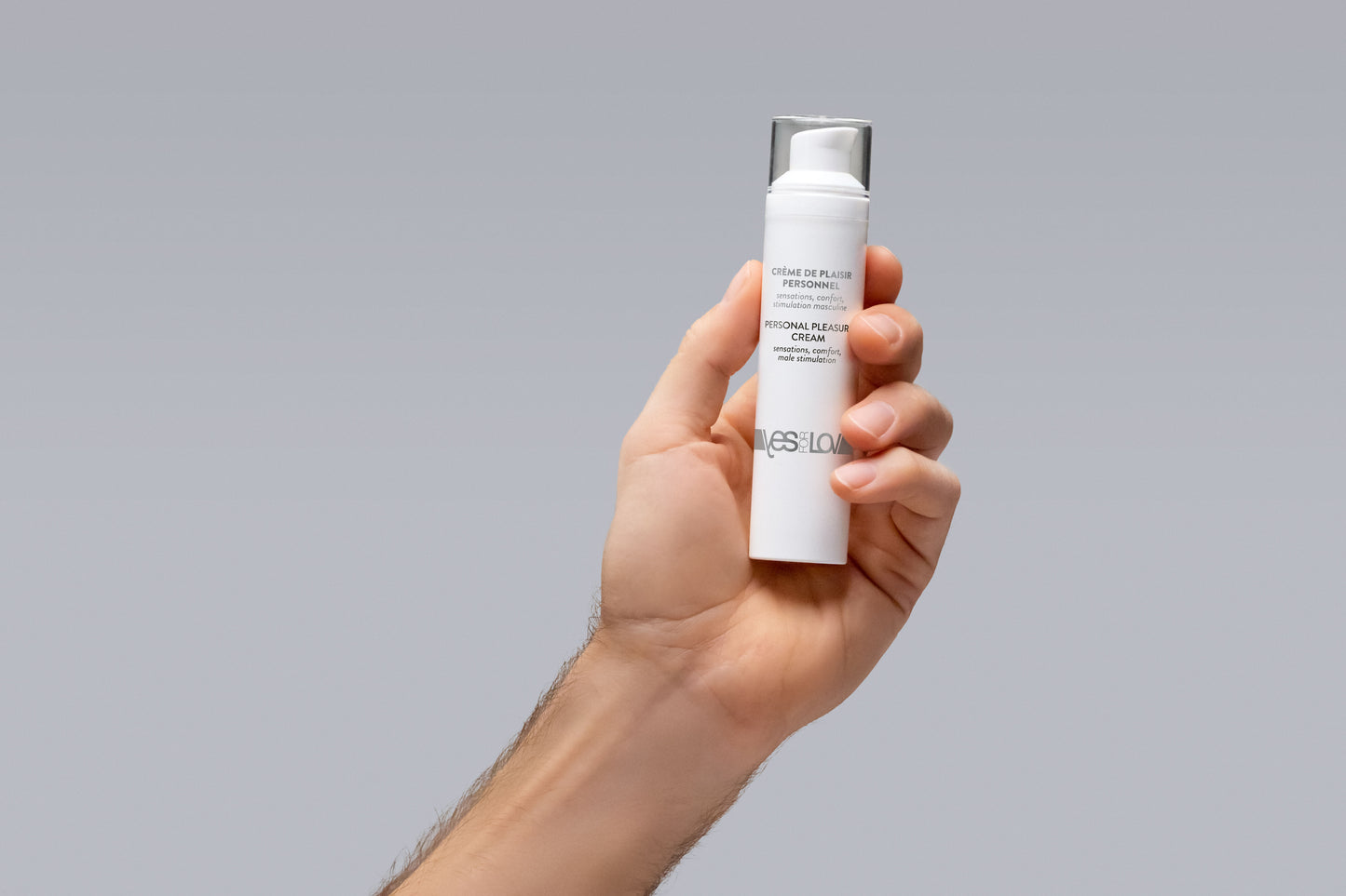 YESforLOV Personal Pleasure Cream Anwendung in der Hand gehalten