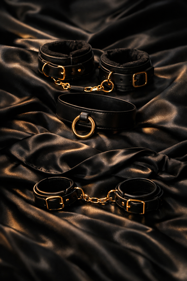Elegante Fixierungsaccessoires auf fließendem schwarzem Satin mit warmen goldenen Lichtreflexen, ruhige luxuriöse Atmosphäre im Evoria Care Stil