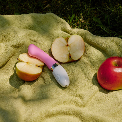 LELO Gigi 2 Vibrator in Lifestyle-Szene mit natürlichen Elementen