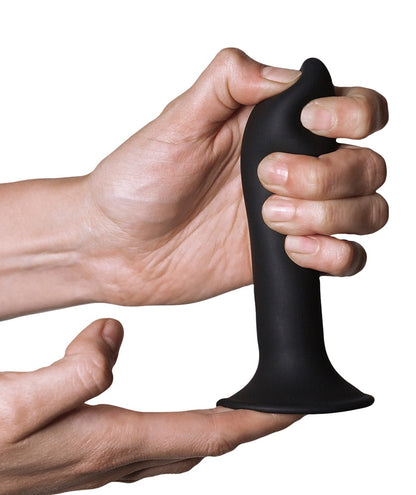 Adrien Lastic Hitsens 5 in der Hand zur Darstellung der flexiblen und formbaren SILEXPAN-Dual-Density-Konstruktion