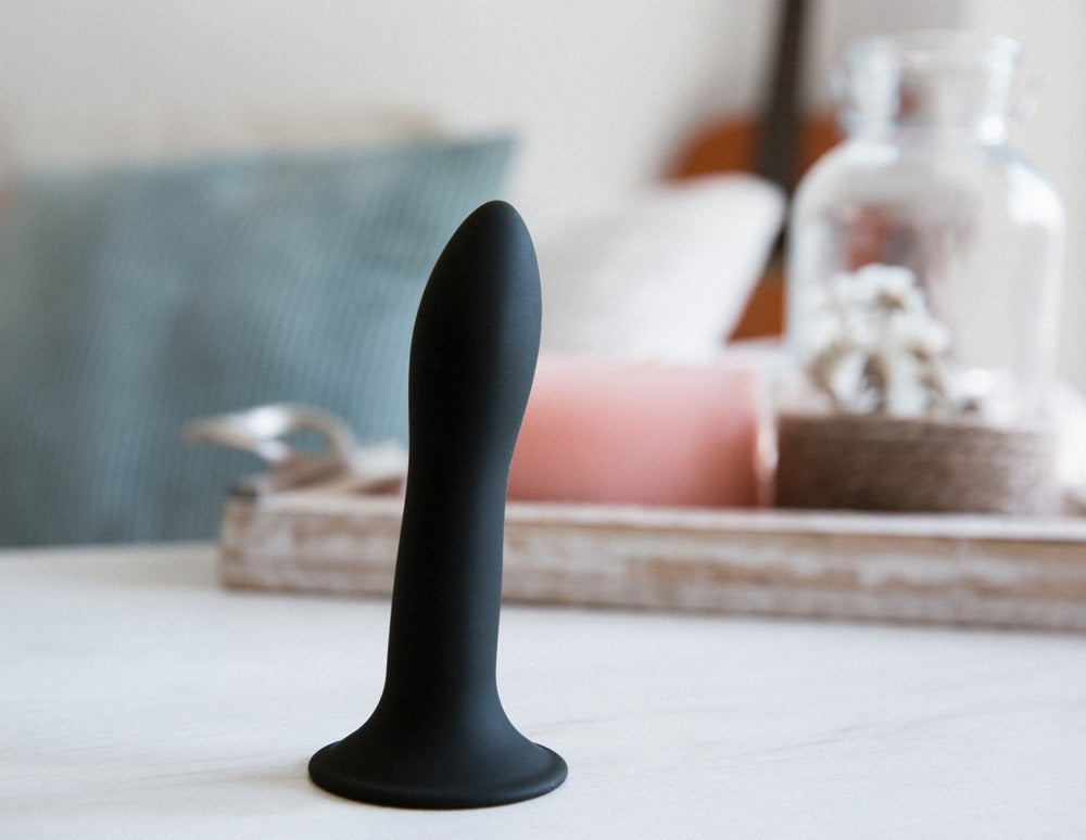 Adrien Lastic Hitsens 5 thermoreaktiver Anal-Dildo in Schwarz in einer Lifestyle-Aufnahme auf einer glatten Oberfläche