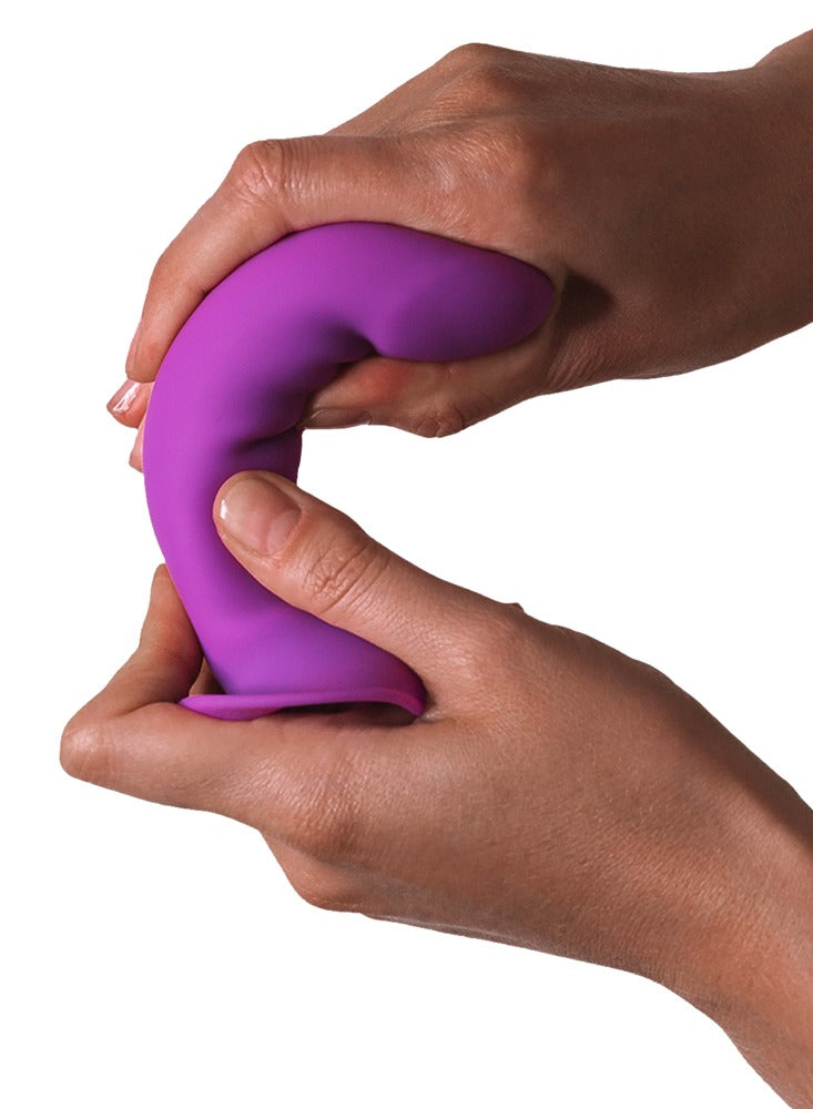 Adrien Lastic Hitsens 6 Dildo in der Hand zur Darstellung des weichen, biegsamen und formbaren Silexpan-Materials