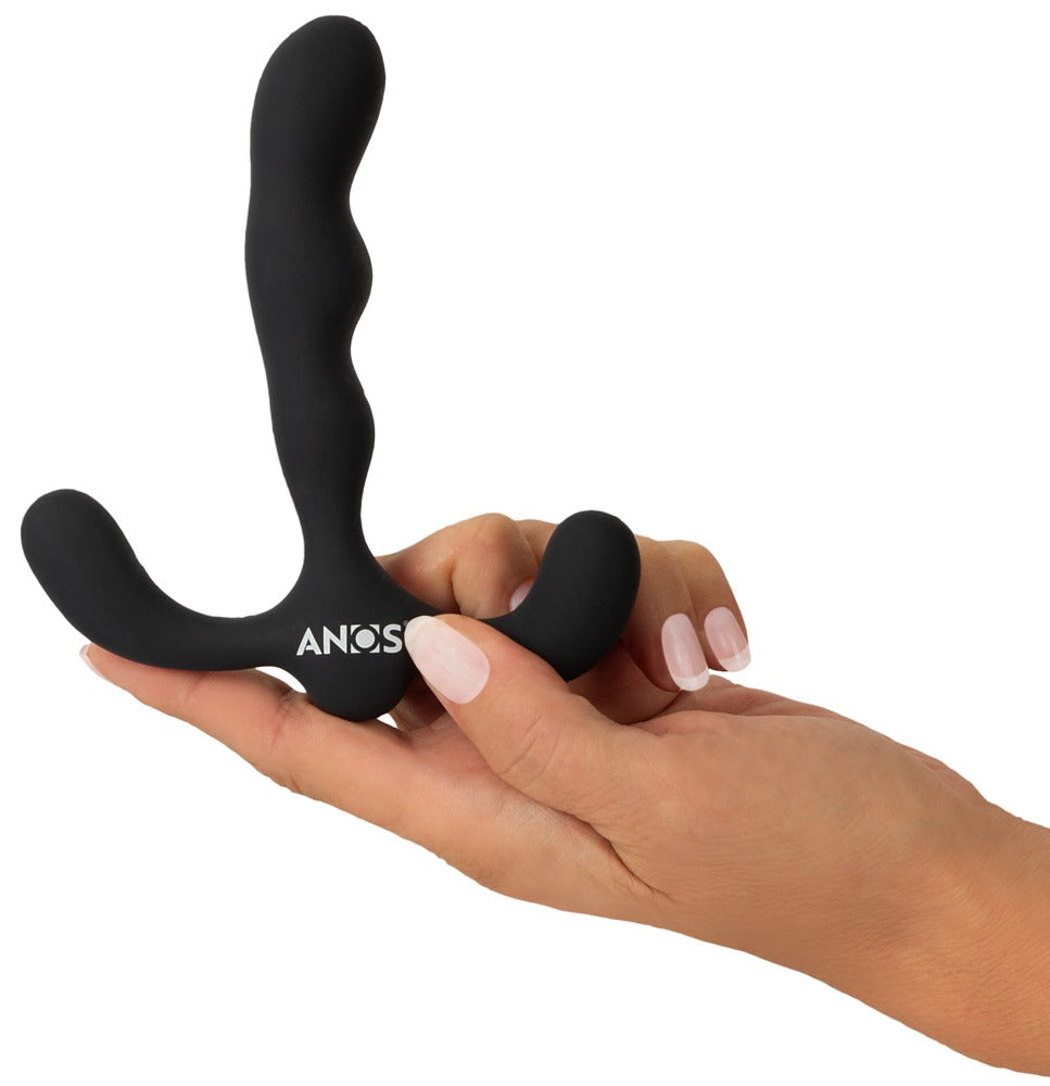 ANOS Flexible Prostate Stimulator in Schwarz – Größenvergleich in einer Hand zur Darstellung der flexiblen Form und seitlichen Stimulationsarme