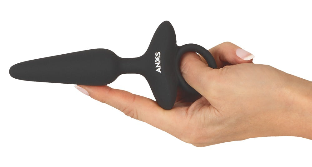 ANOS flexibler Analplug mit 10 Vibrationsmodi – Größenvergleich in einer Hand mit sichtbarer konischer Form und Ringgriff