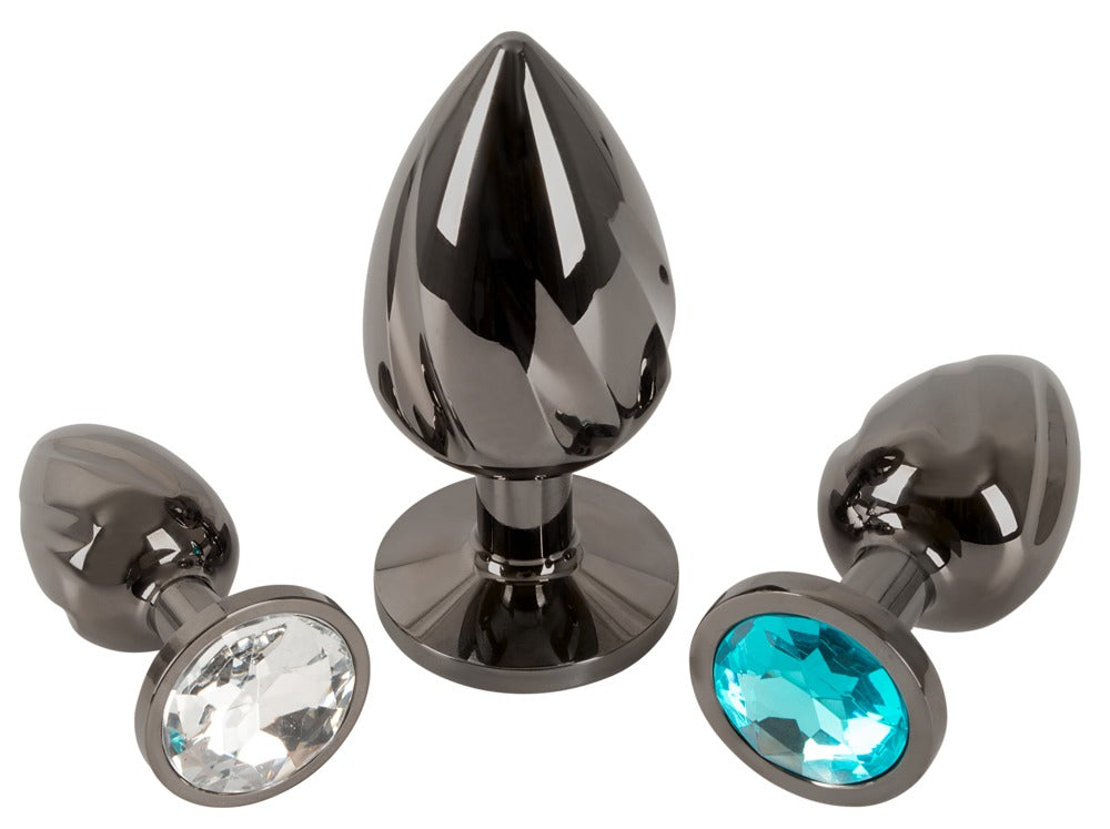 ANOS Metall-Analplug-Set – drei unterschiedlich große Metallplugs mit farbigen Schmuckstein-Basen in angeordneter Produktansicht