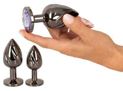ANOS Metall-Analplug-Set – Größenvergleich der drei unterschiedlich großen Metallplugs in einer Hand