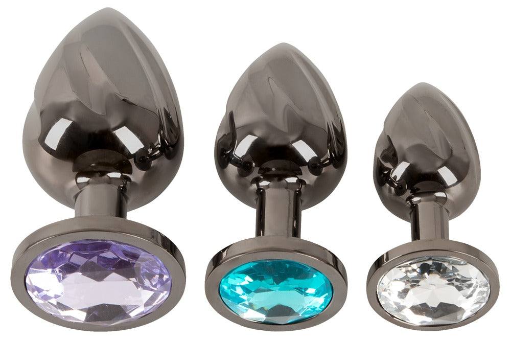 ANOS Metall-Analplug-Set – Setübersicht mit drei unterschiedlich großen Metallplugs und dekorativen Schmucksteinen in verschiedenen Farben