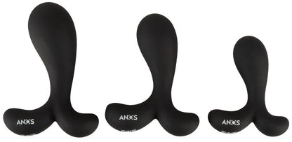 ANOS Prostata-Analplug-Set – drei schwarze Prostata-Analplugs in unterschiedlichen Größen mit breiter Basis in Frontansicht