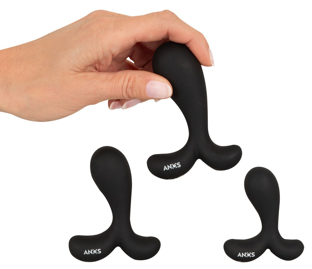 ANOS Prostata-Analplug-Set – drei schwarze Analplugs in einer Hand zur Darstellung der unterschiedlichen Größen