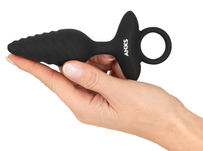 ANOS vibrierender Analplug mit Spiral-Design – Größenvergleich in einer Hand mit sichtbarem Ringgriff und strukturierter Oberfläche