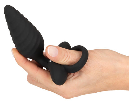 ANOS vibrierender Analplug in Schwarz – Produktansicht in einer Hand zur Darstellung von Größe, Spiralstruktur und Ringgriff