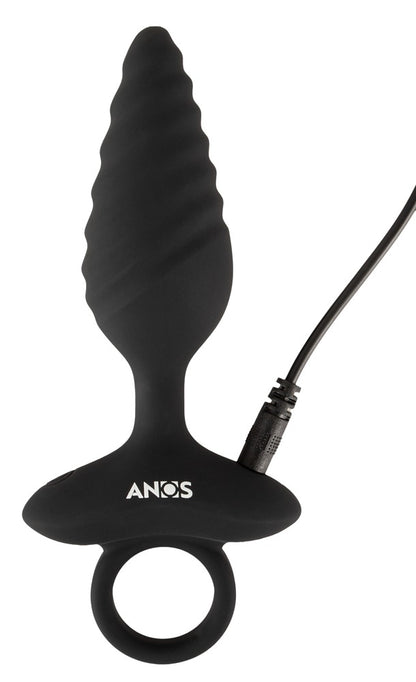 ANOS vibrierender Analplug in Schwarz – aufrechte Produktansicht mit Spiral-Design, Ringgriff und angeschlossenem Ladekabel