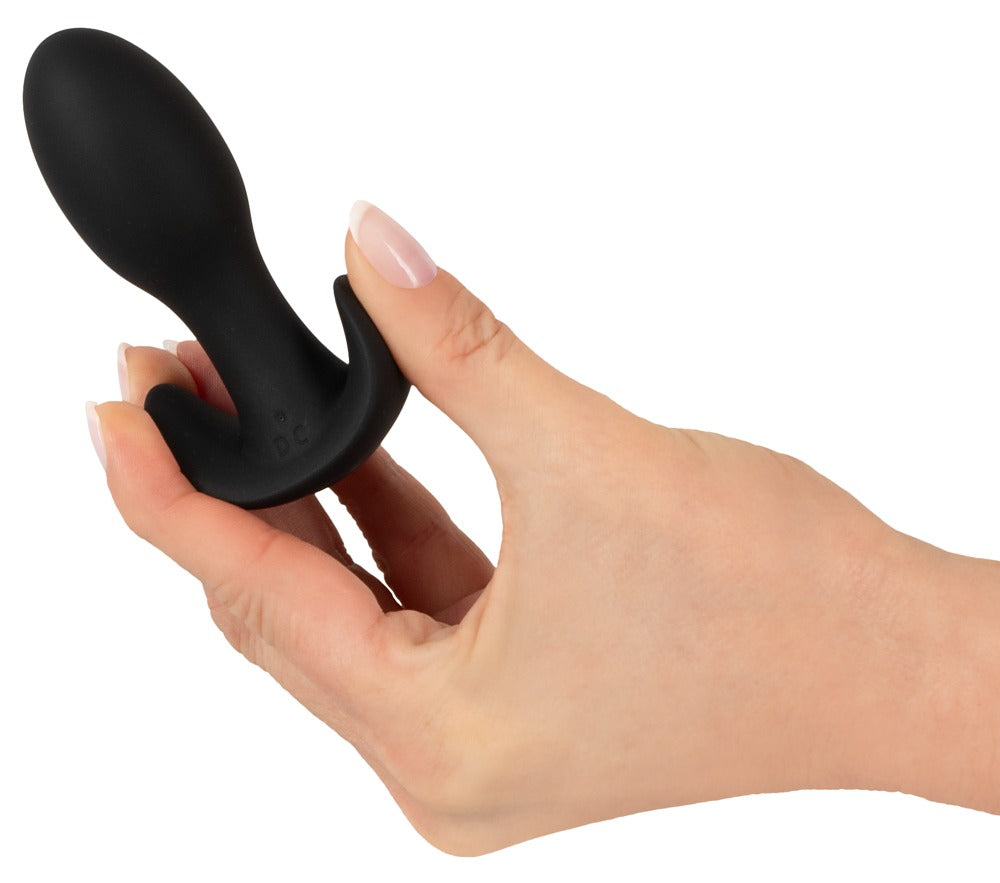 ANOS Vibro-Analplug in Schwarz – Produktansicht in einer Hand mit sichtbarem Bedienelement an der Basis