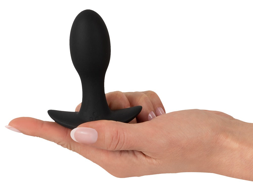 ANOS Vibro-Analplug mit 20 Vibrationsmodi – Größenvergleich in einer Hand zur Darstellung der kompakten Form