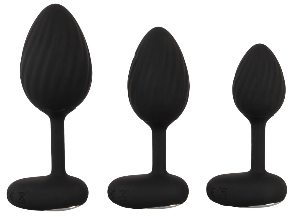 ANOS Vibro-Analplug-Set – drei schwarze Analplugs in unterschiedlichen Größen mit breiter Basis in frontaler Produktansicht