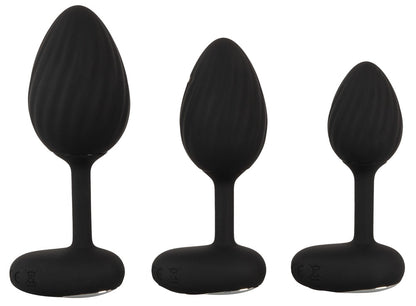 ANOS Vibro-Analplug-Set – drei schwarze Analplugs in unterschiedlichen Größen mit breiter Basis in frontaler Produktansicht