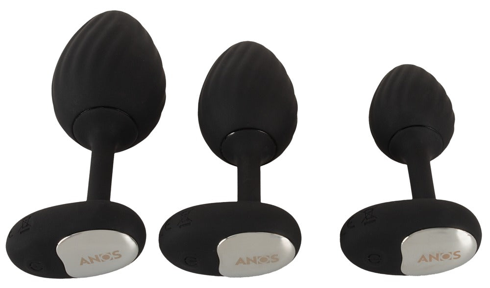 ANOS Vibro-Analplug-Set – drei unterschiedlich große schwarze Analplugs in seitlicher Produktansicht