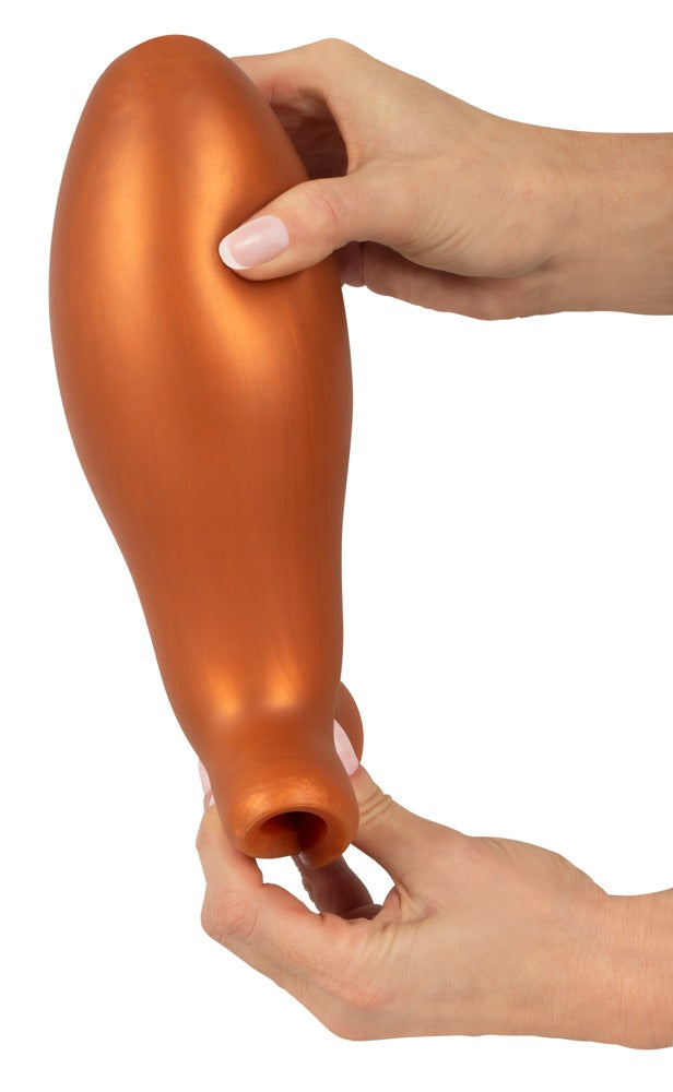 ANOS XL Analplug aus Liquid Silicone – weitere Darstellung der flexiblen Form durch Biegen zwischen zwei Händen