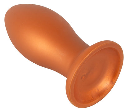 ANOS XL Analplug aus Liquid Silicone in Orange – schräge Produktansicht mit deutlich sichtbarem breitem Saugfuß