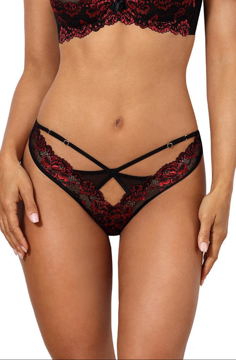 Axami V-10028 schwarzer Spitzenstring am Model in naher Vorderansicht mit transparenten Einsätzen und dekorativen Riemchendetails