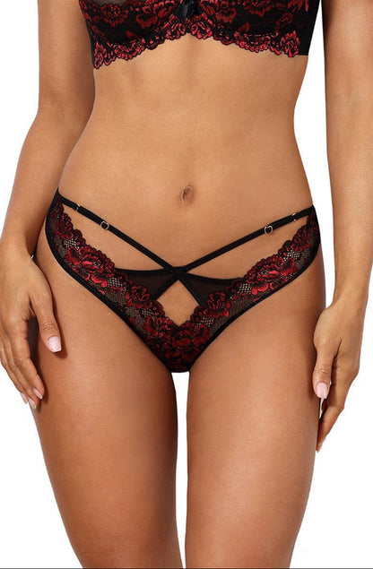 Axami V-10028 schwarzer Spitzenstring am Model in naher Vorderansicht mit transparenten Einsätzen und dekorativen Riemchendetails