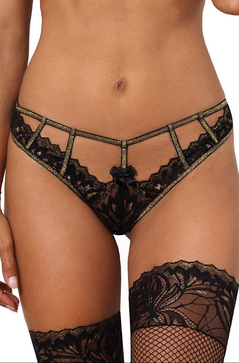 Axami V-10108 schwarz-goldener String am Model in naher Vorderansicht mit schwarzem Tüll, floraler Spitze und goldfarbenen Riemchendetails