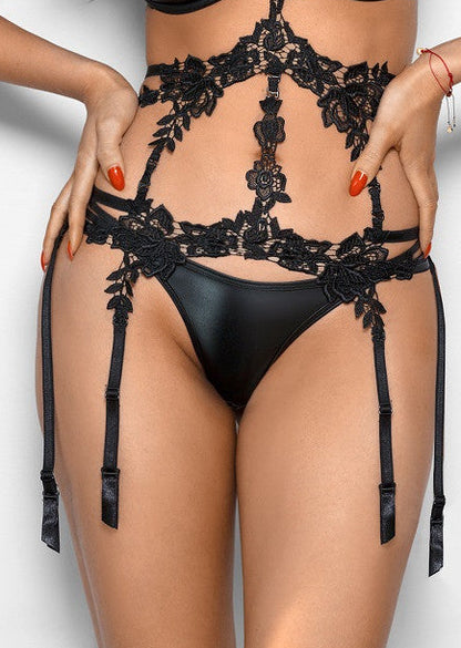 Axami V-8348 Wetlook-String in Schwarz getragen – Vorderansicht mit glatter Oberfläche und doppelten seitlichen Riemchen