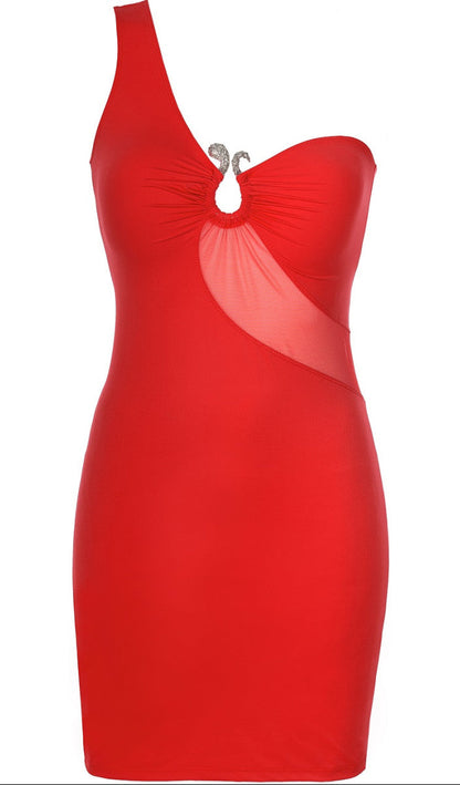 Axami V-9089 rotes Minikleid in Vorderansicht mit asymmetrischem Schnitt, transparentem Tülleinsatz und Schmuckdetail am Ausschnitt