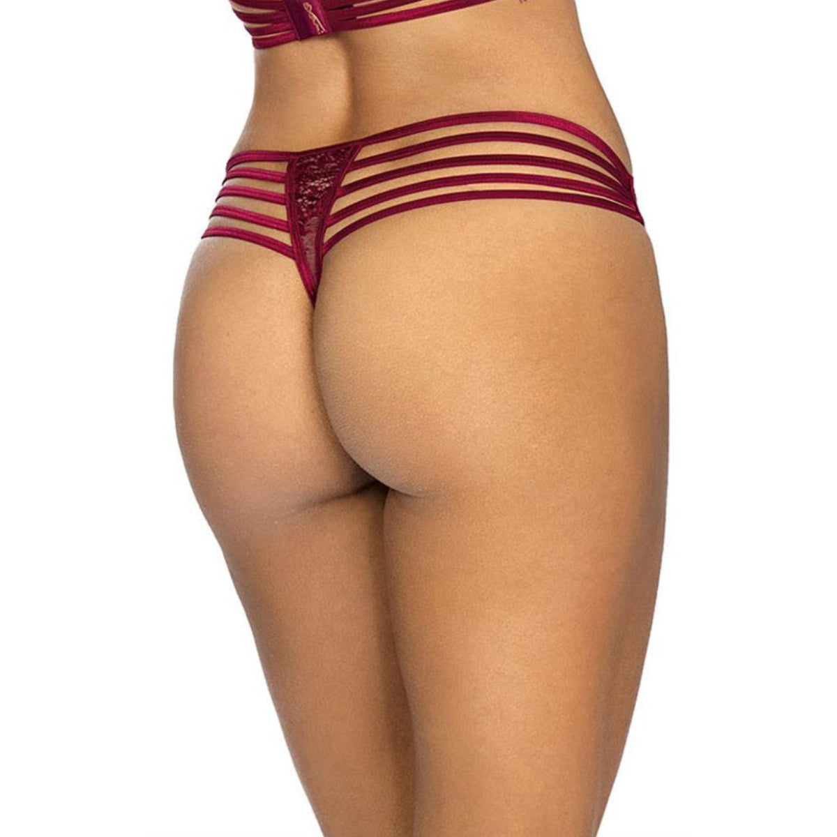Axami V-9438 bordeauxfarbener Spitzen-String am Model in Rückansicht mit mehrfachen Riemen am Bund
