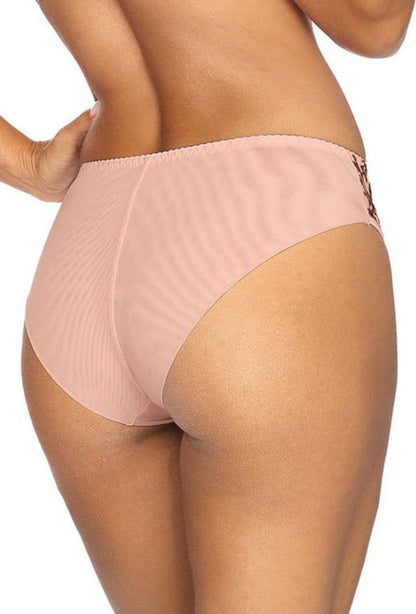 Axami V-9513 pinkfarbener Tüll-Panty am Model in Rückansicht mit körpernahem Schnitt und transparenter Rückpartie